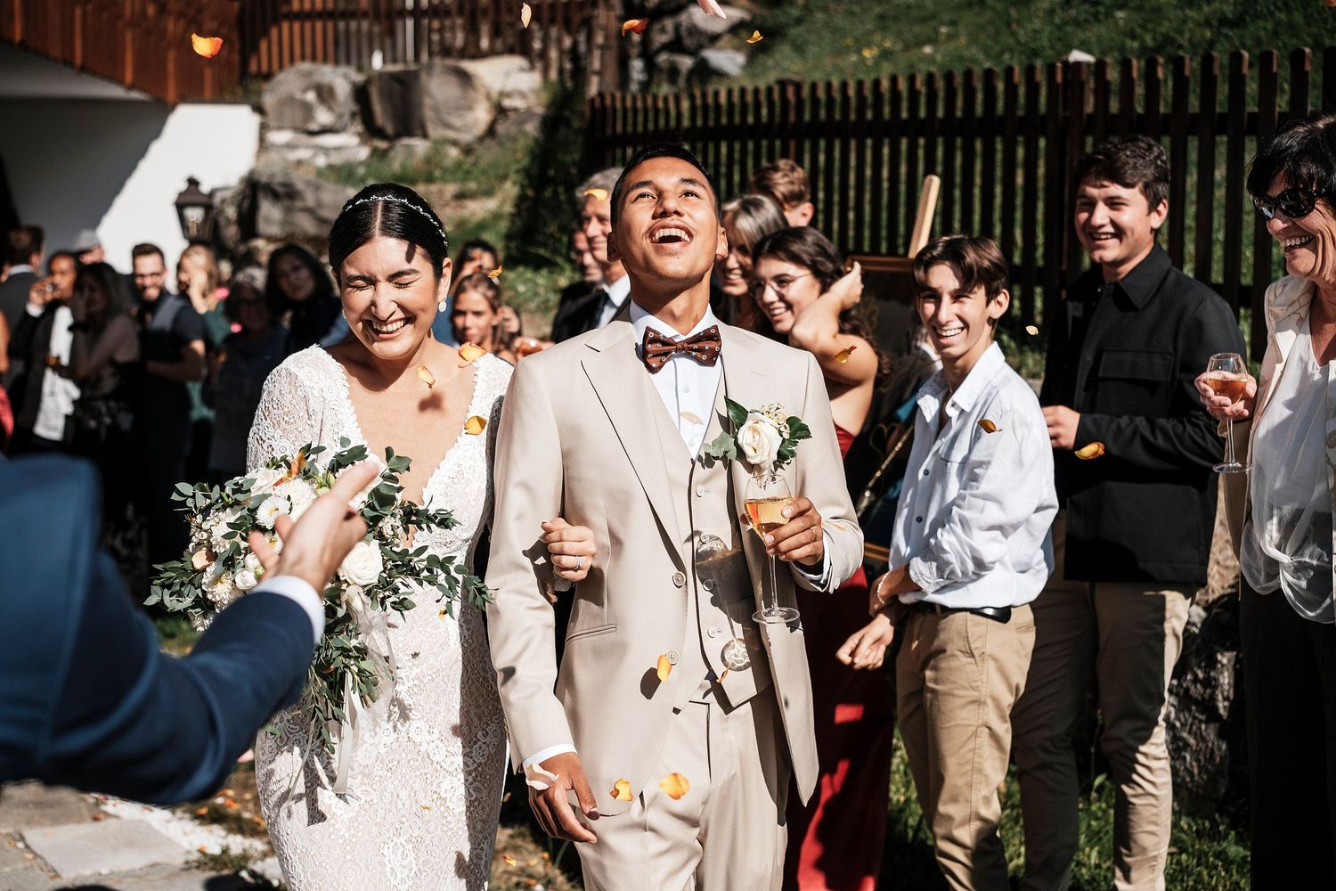 TLOOK photographe de mariage de style documentaire, au royalp à villars fin de la cérémonie sortie terrasse avec pétales de fleurs