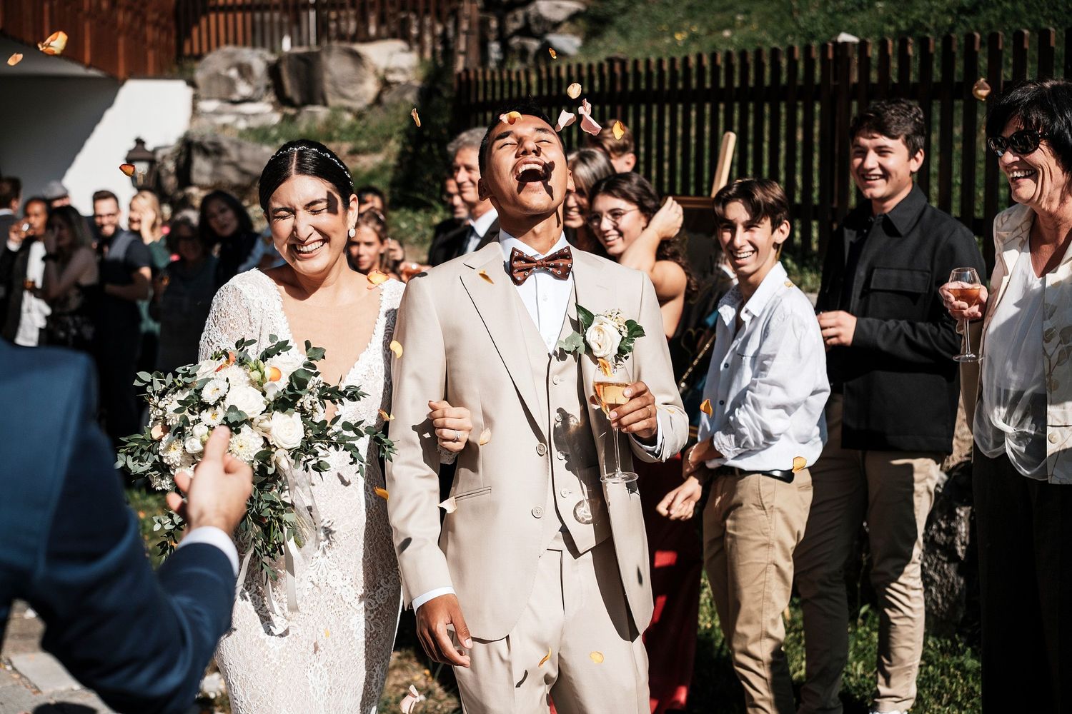 TLOOK photographe de mariage de style documentaire, au royalp à villars fin de la cérémonie sortie terrasse avec pétales de fleurs