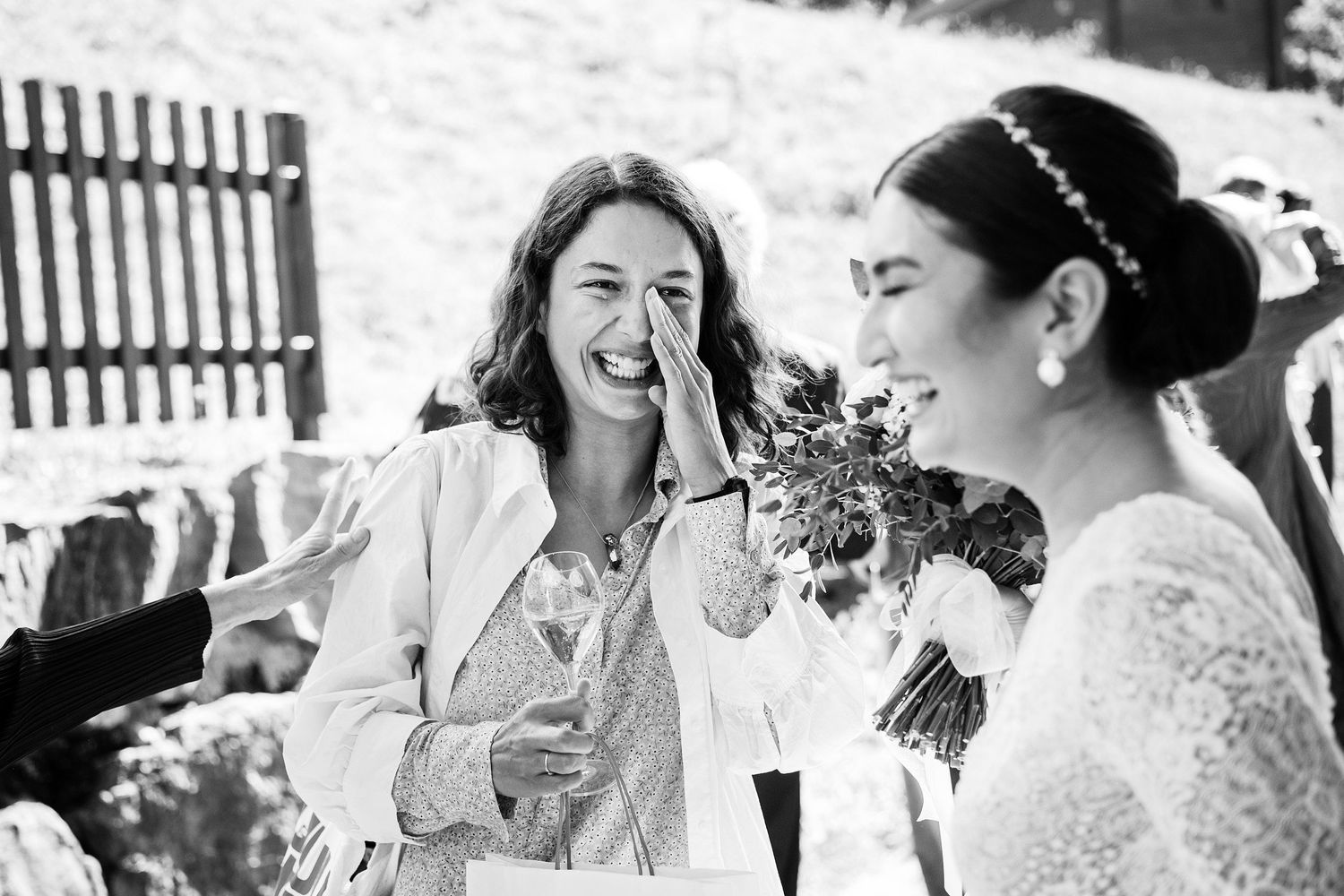 TLOOK photographe de mariage de style documentaire, au royalp à villars cocktail terrasse émotion