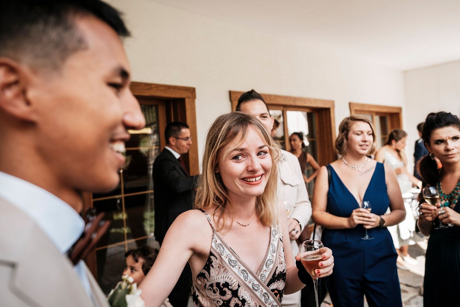 TLOOK photographe de mariage de style documentaire, au royalp à villars cocktail terrasse émotion