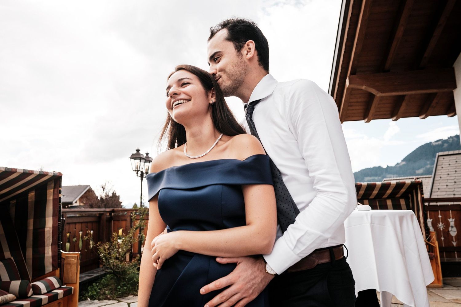TLOOK photographe de mariage de style documentaire, au royalp à villars cocktail terrasse émotion