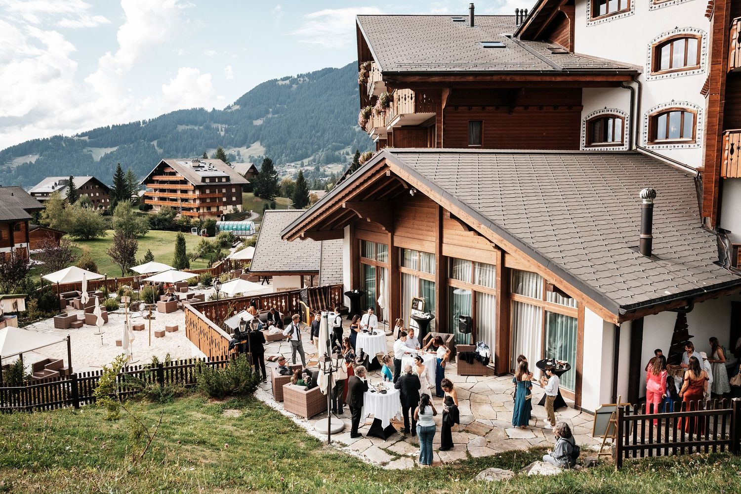 TLOOK photographe de mariage de style documentaire, au royalp à villars cocktail terrasse
