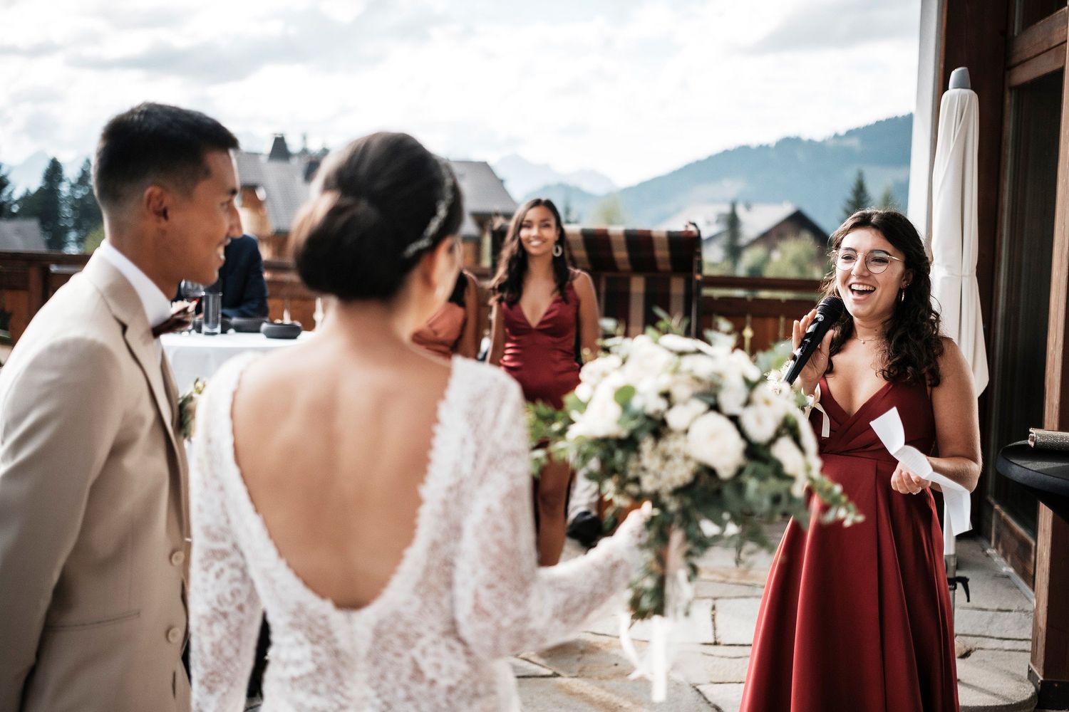 TLOOK photographe de mariage de style documentaire, au royalp à villars cocktail terrasse discours de la témoin