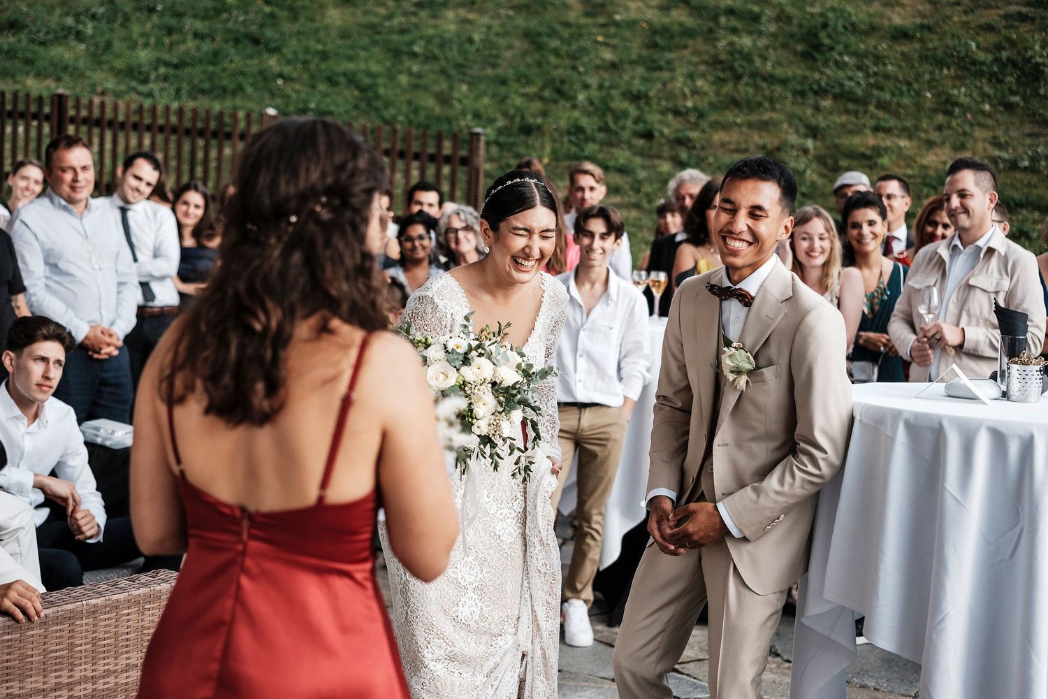 TLOOK photographe de mariage de style documentaire, au royalp à villars cocktail terrasse discours de la témoin