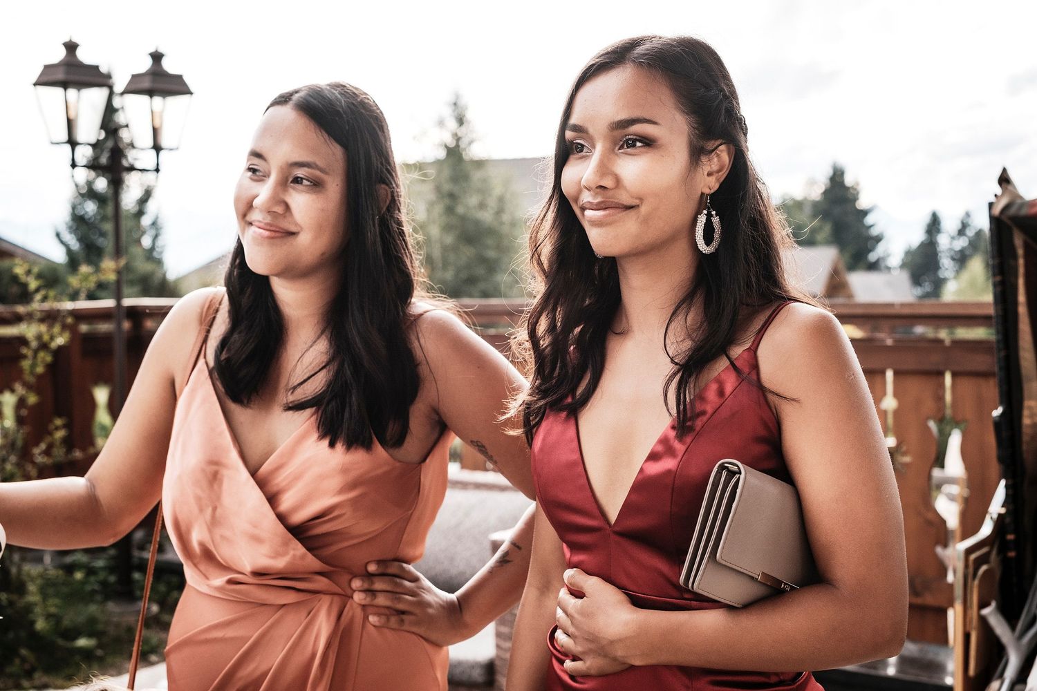 TLOOK photographe de mariage de style documentaire, au royalp à villars cocktail terrasse portraits des invités