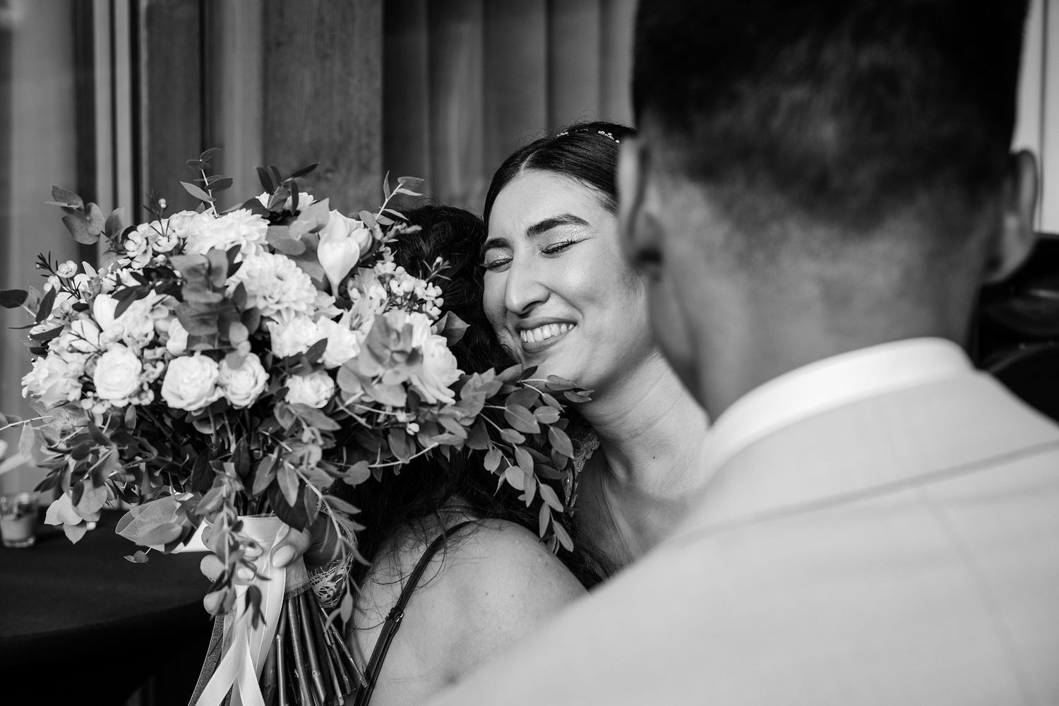 TLOOK photographe de mariage de style documentaire, au royalp à villars cocktail terrasse félicitations