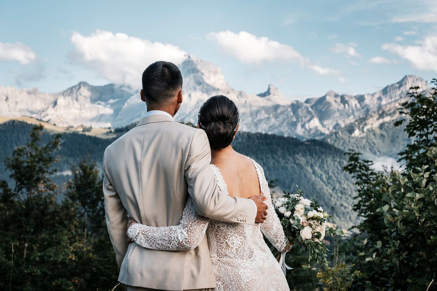 TLOOK photographe de mariage de style documentaire, au royalp à villars portrait des mariés avec les montagnes