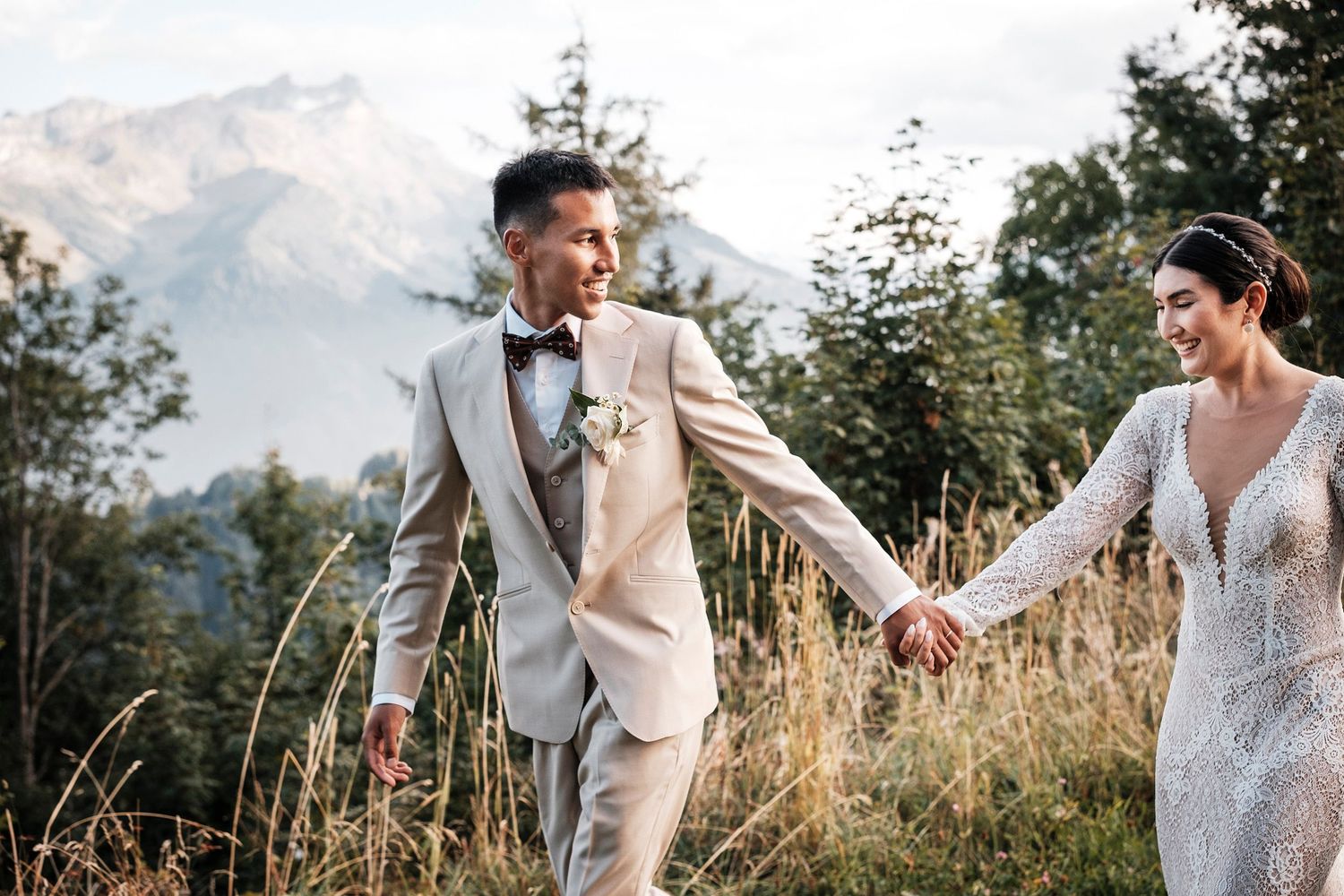 TLOOK photographe de mariage de style documentaire, au royalp à villars portrait des mariés avec les montagnes