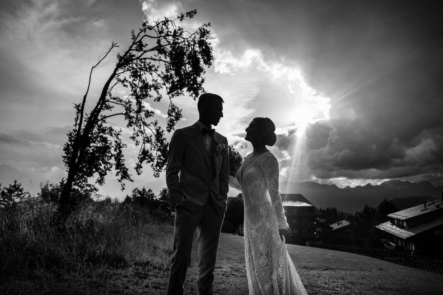 TLOOK photographe de mariage de style documentaire, au royalp à villars portrait des mariés