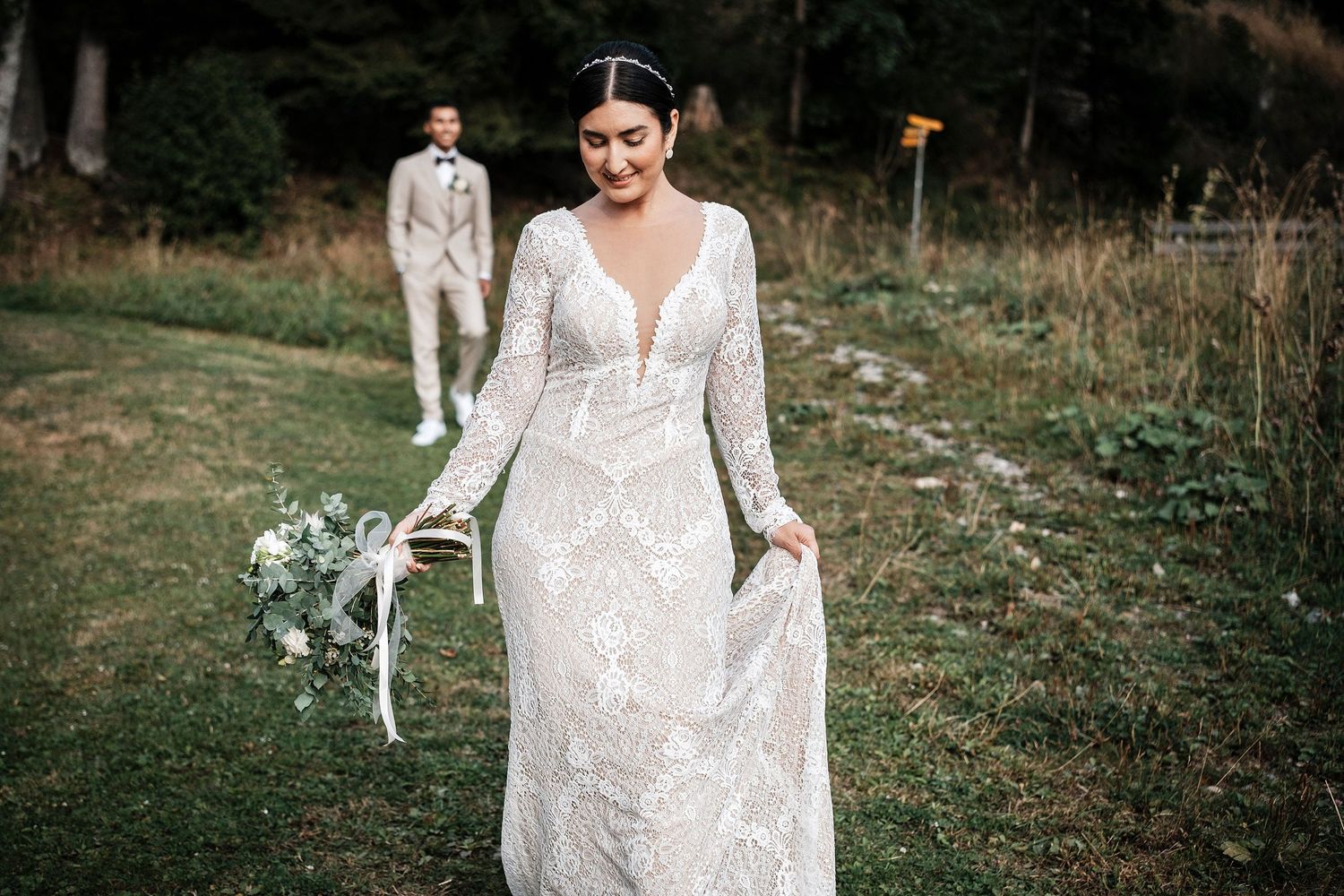 TLOOK photographe de mariage de style documentaire, au royalp à villars portrait des mariés