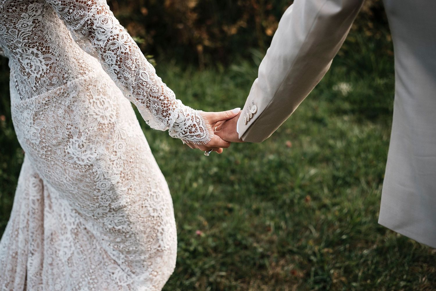 TLOOK photographe de mariage de style documentaire, au royalp à villars portrait des mariés détails mains