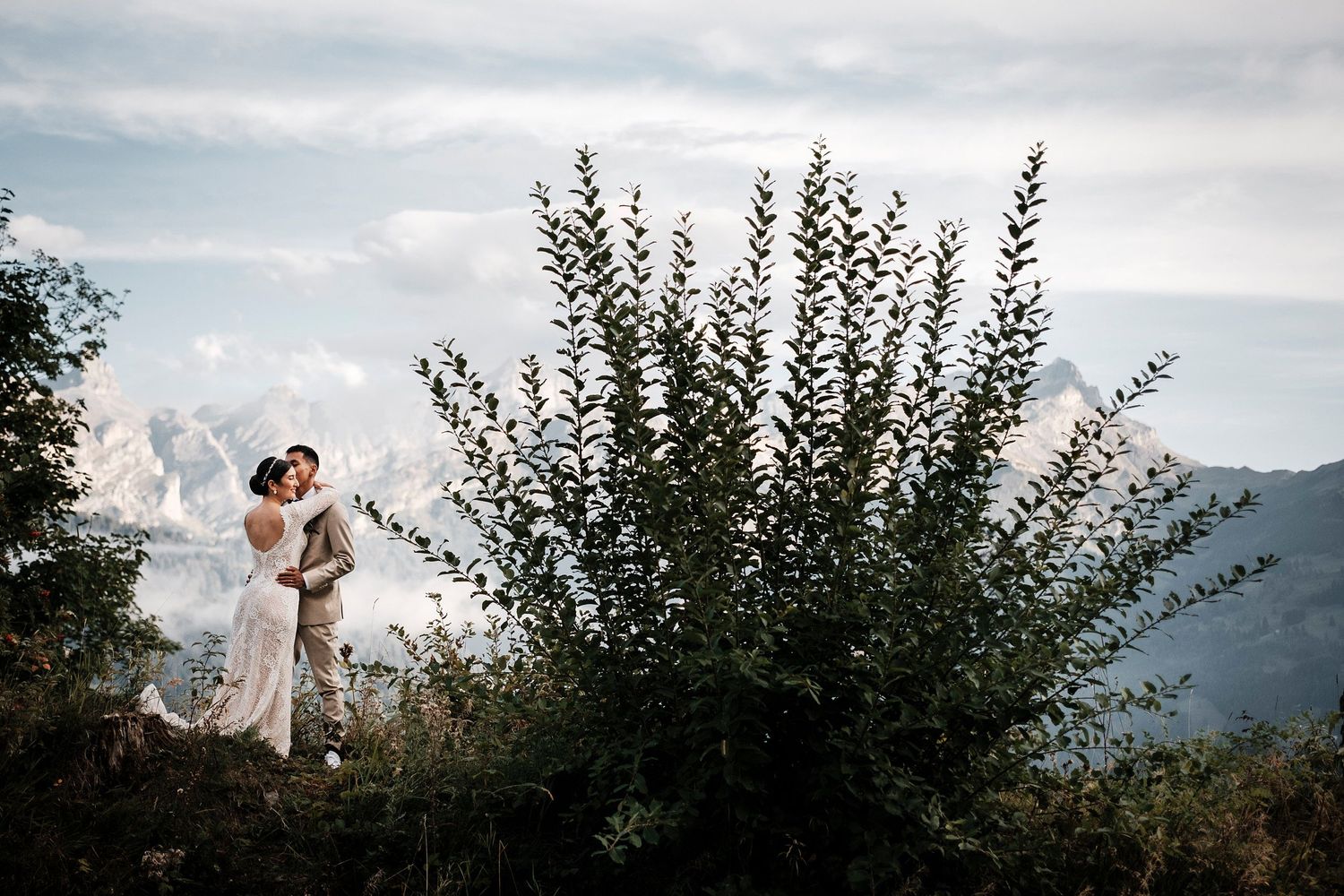 TLOOK photographe de mariage de style documentaire, au royalp à villars portrait des mariés avec les montagnes