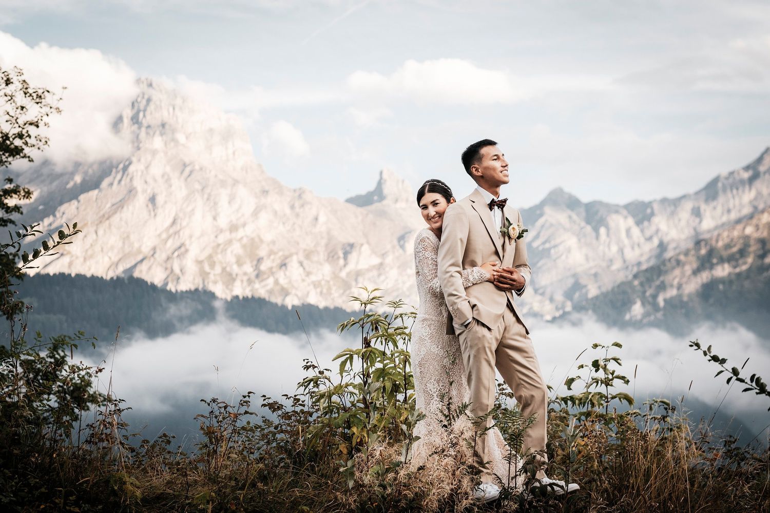 TLOOK photographe de mariage de style documentaire, au royalp à villars portrait des mariés avec les montagnes