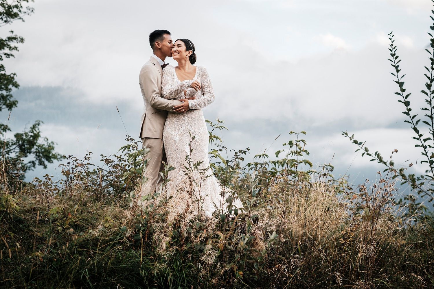 TLOOK photographe de mariage de style documentaire, au royalp à villars portrait des mariés dans la nature