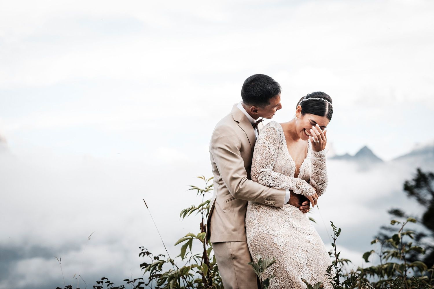 TLOOK photographe de mariage de style documentaire, au royalp à villars portrait des mariés dans la nature