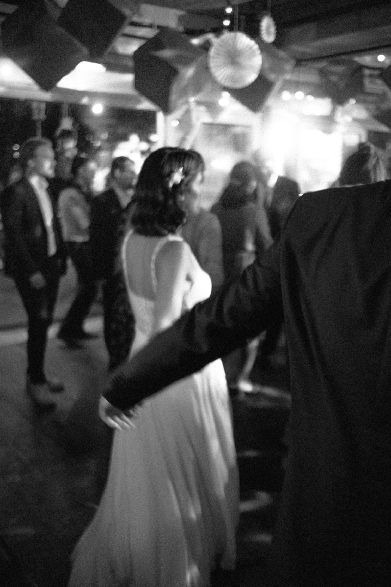Emotionaler erster Tanz eines Brautpaars – Destination Wedding in Porto.