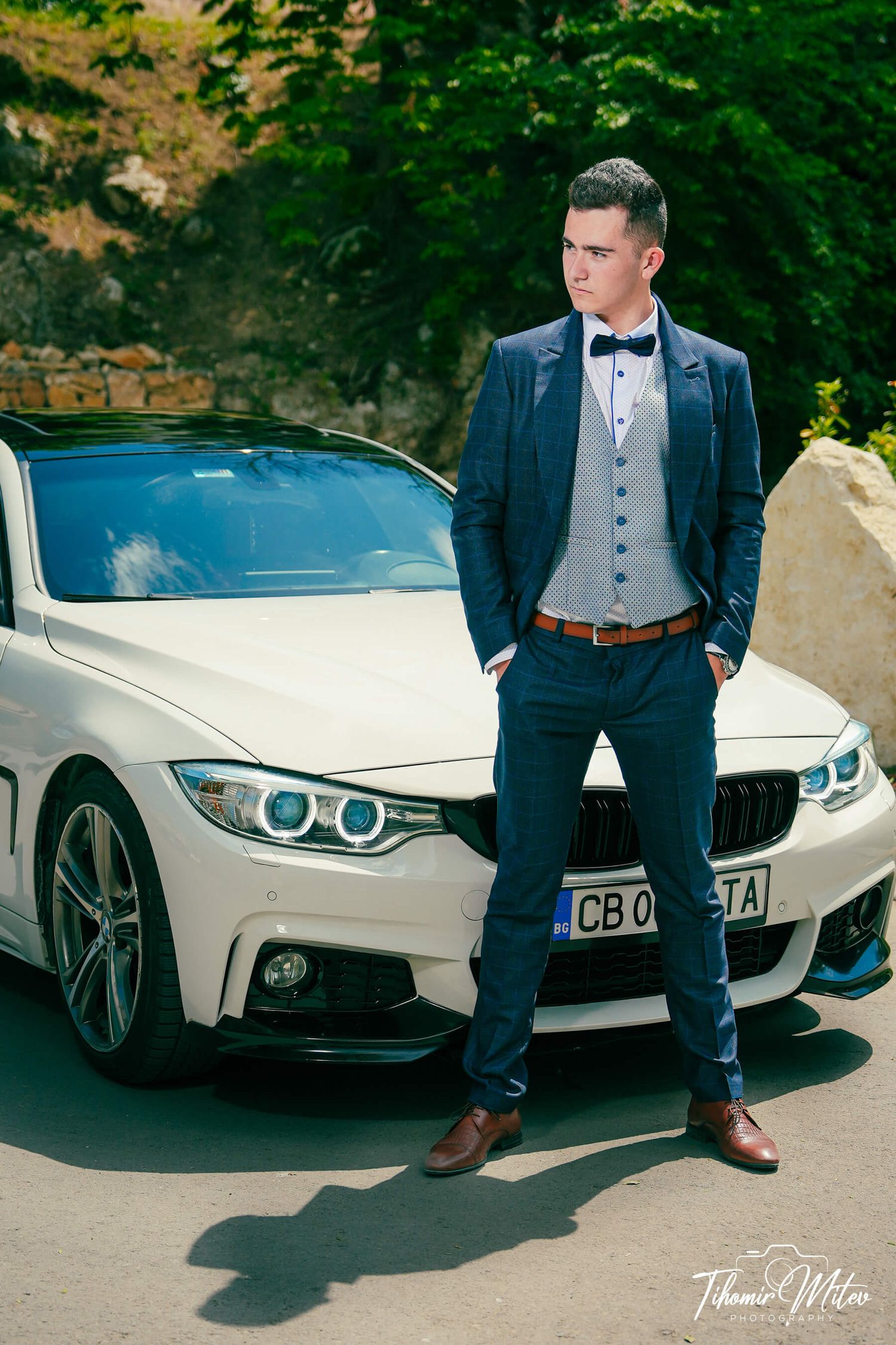 Абитуриент застанал пред своята спортна бяла кола BMW