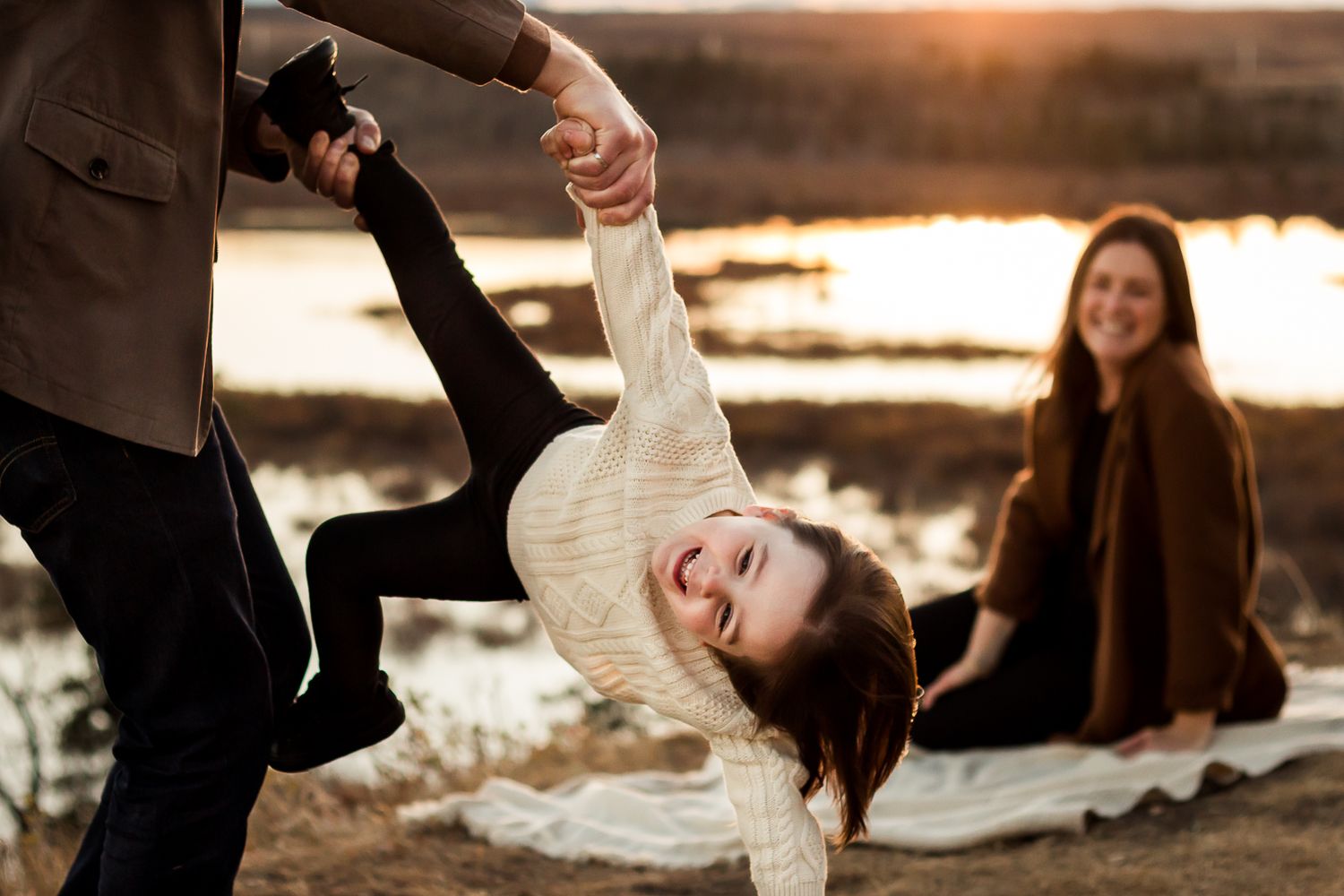 Beautiful golden hour family photos at Glenmore Reservoir in Calgary AB in the fall.