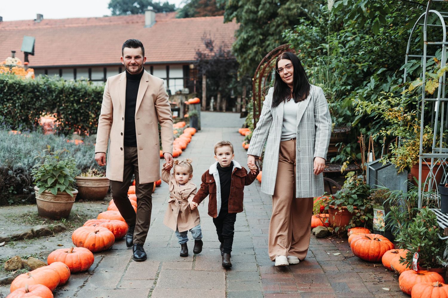 family photoshoot at the pumpkin place  Emilia Czarnota Photography