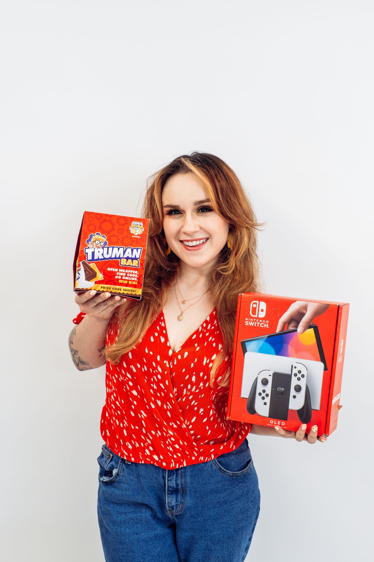 Model holding product along with the promotional prize