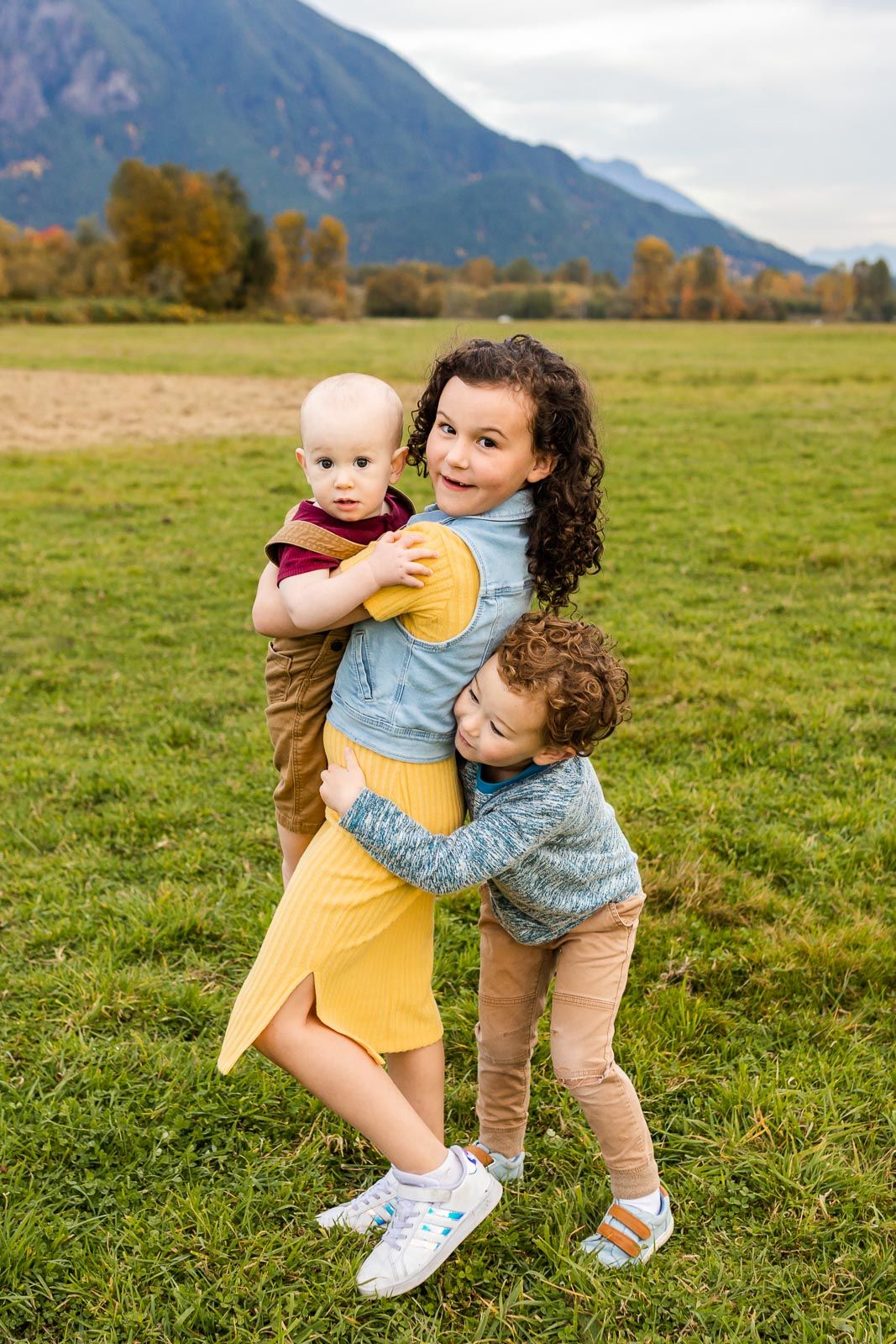 Siblings hugging at Meadowbrook Farm Preserve.