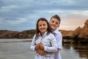 cute sunset photoshoot with children, sibling photoshoot