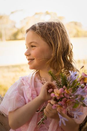 cute girl photoshoot, flowers, floral photoshoot, boho photoshoot, mandurah, long grass photoshoot.