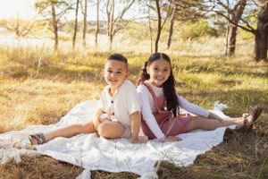 picnic photoshoot. cute sibling photo, family photoshoot. mini photoshoot session cheap photoshoot near me.