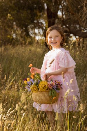 cute girl photoshoot, family portraits, floral photoshoot, long grass photoshoot. mummy and me photoshoot