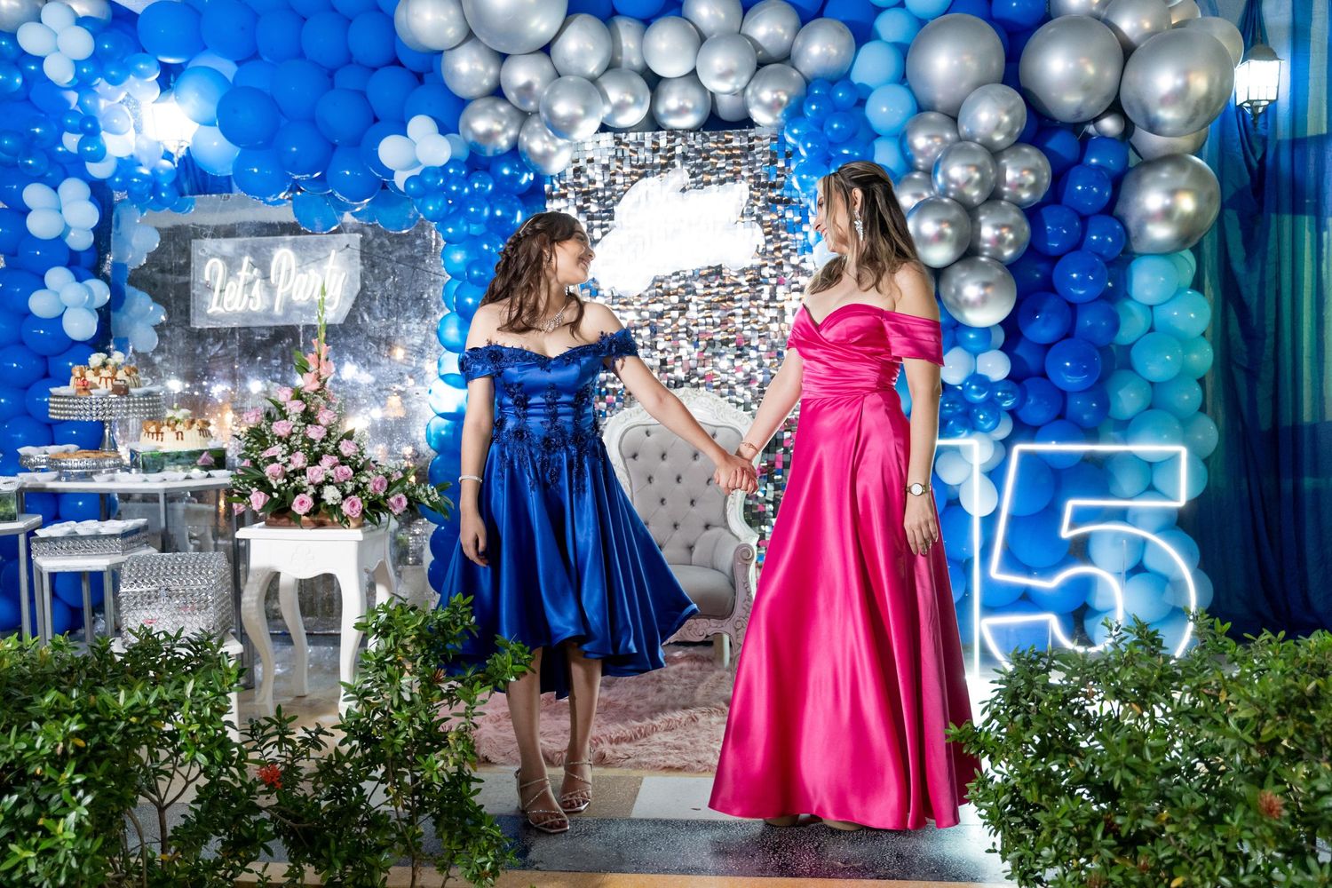 Detalle de una exquisita torta de quinceañera, reflejando las últimas tendencias en repostería para el 2024.