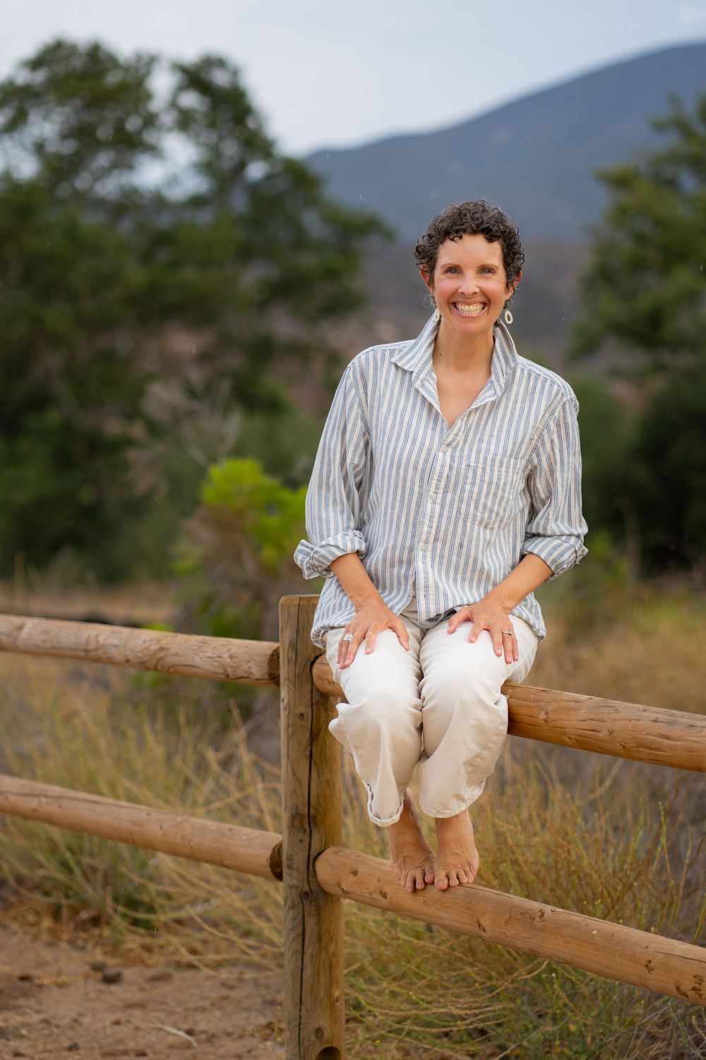 Rachel Aranico Photography, Lifestyle, Headshots, Branding, Woman on Fence