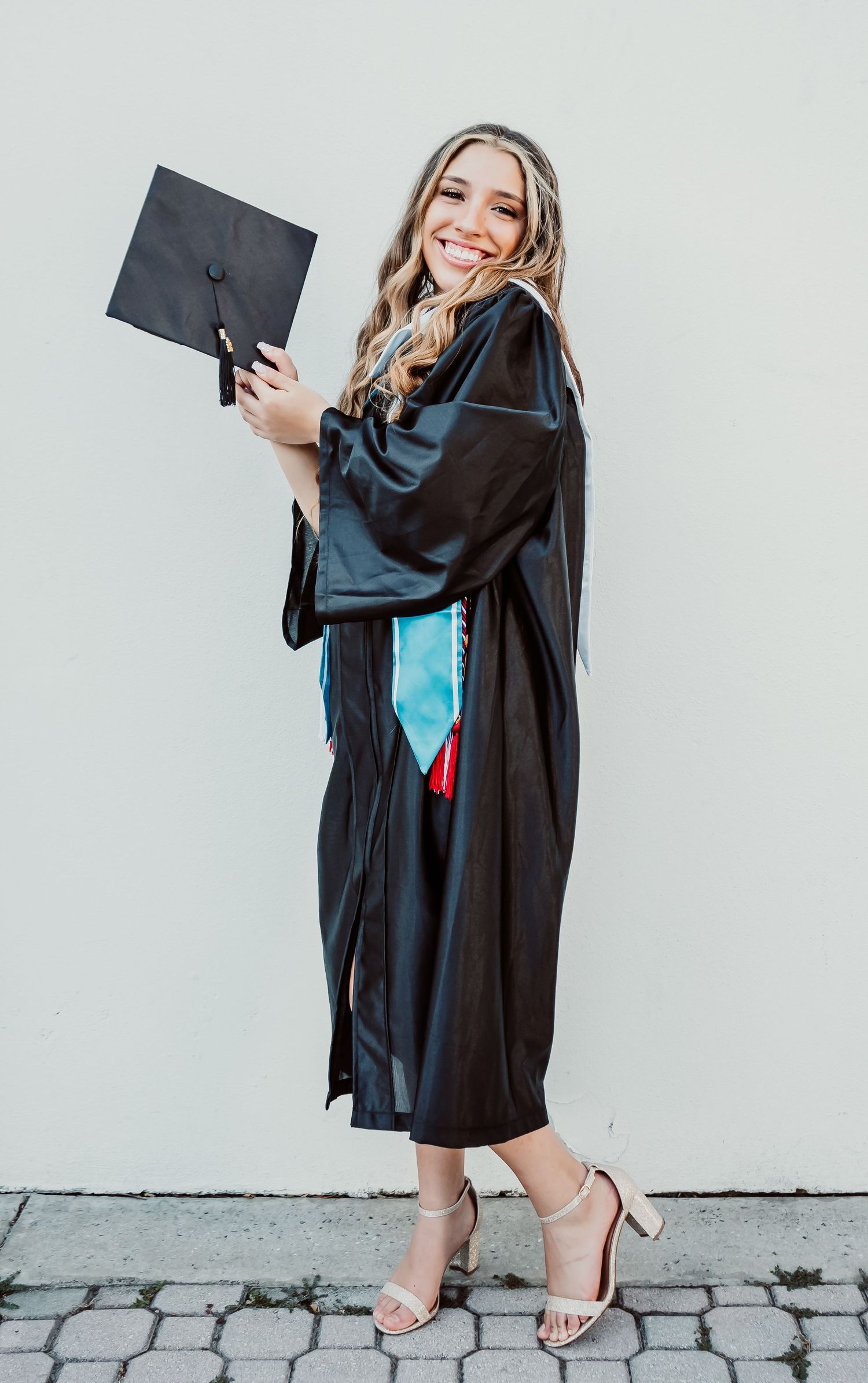 Outdoor Senior Portrait Session Downtown St. Pete, FL; Senior photos, teen posing with cap and gown