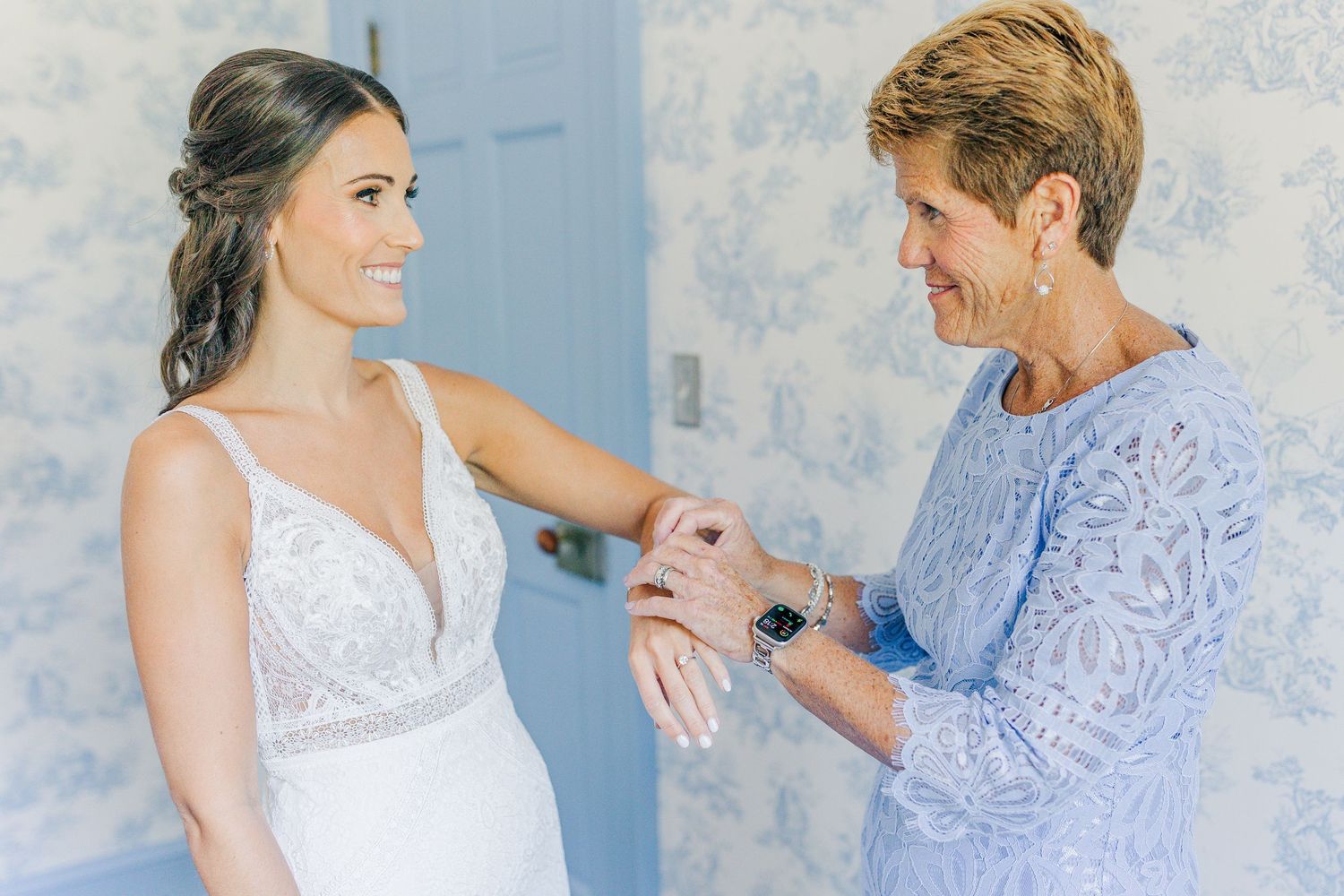 RUST MANOR HOUSE LEESBURG VIRGINIA WEDDING PICTURES BRIDE GETTING READY