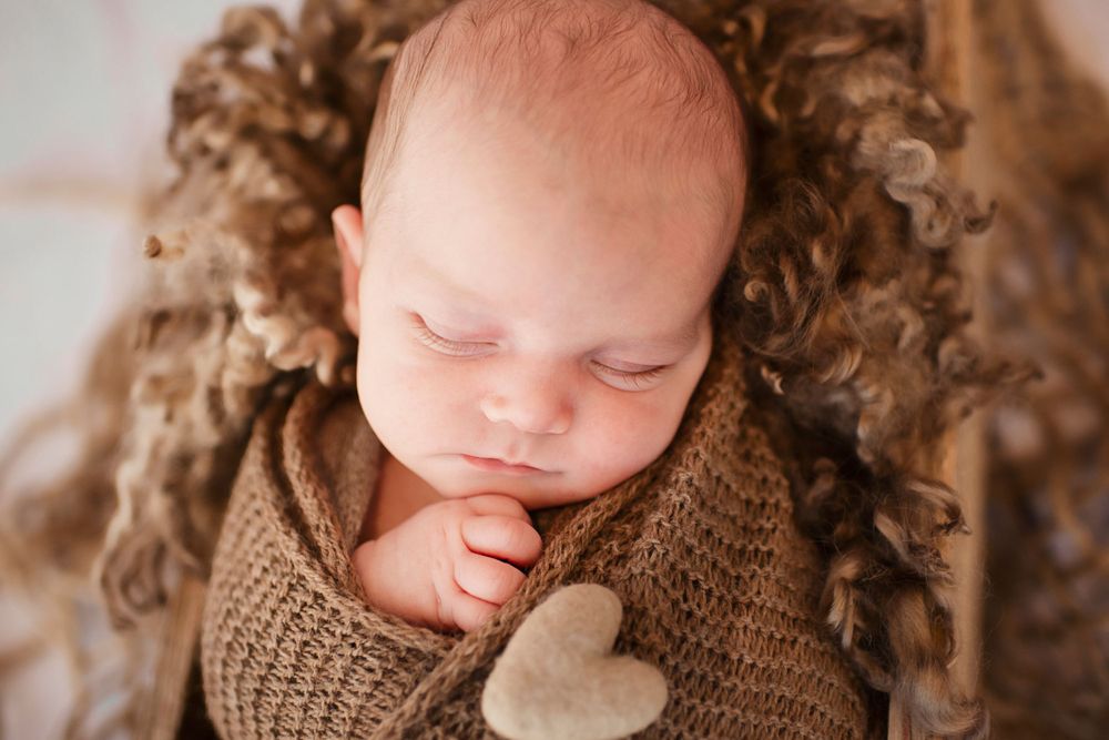 Melbourne Newborn baby in sleepy newborn pose. Melbourne best newborn photographer. Best baby photo photography. Affordable family photos.
