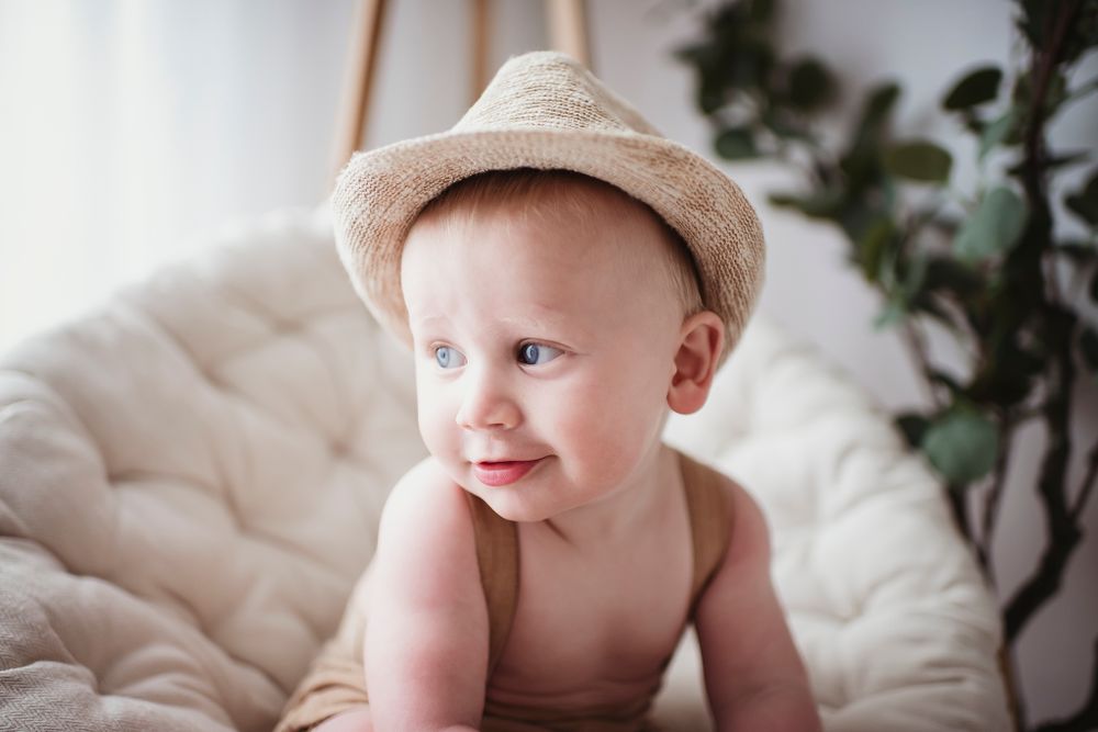Melbourne Newborn baby in sleepy newborn pose. Melbourne best newborn photographer. Best baby photo photography. Affordable family photos.