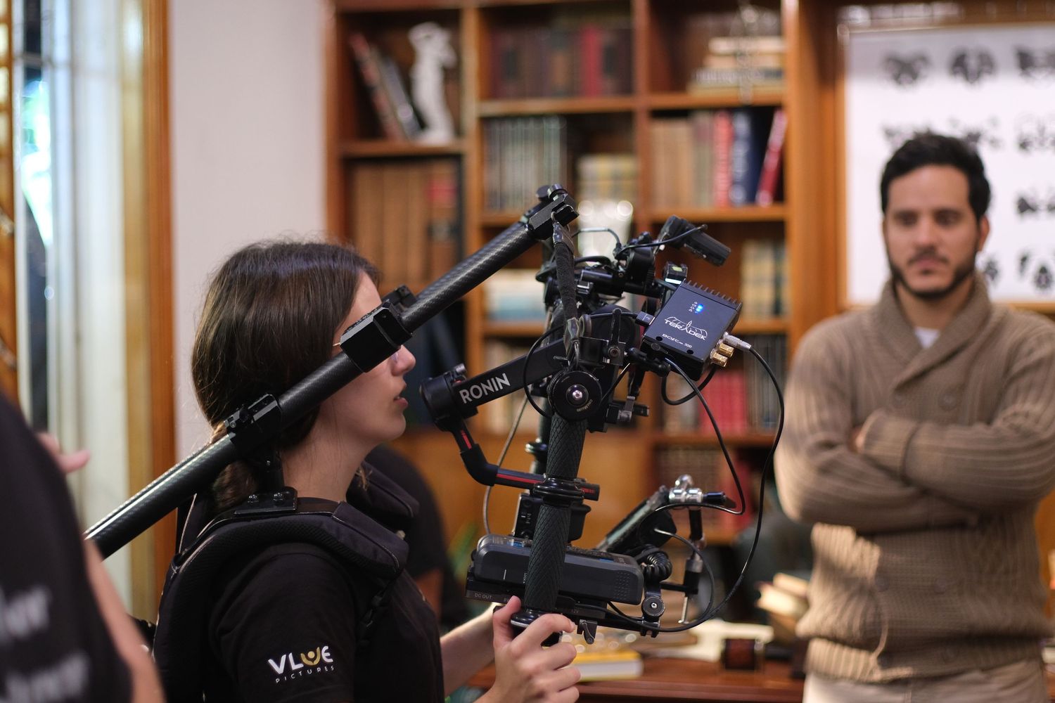 fotografía profesional de una mujer grabando un cortometraje.