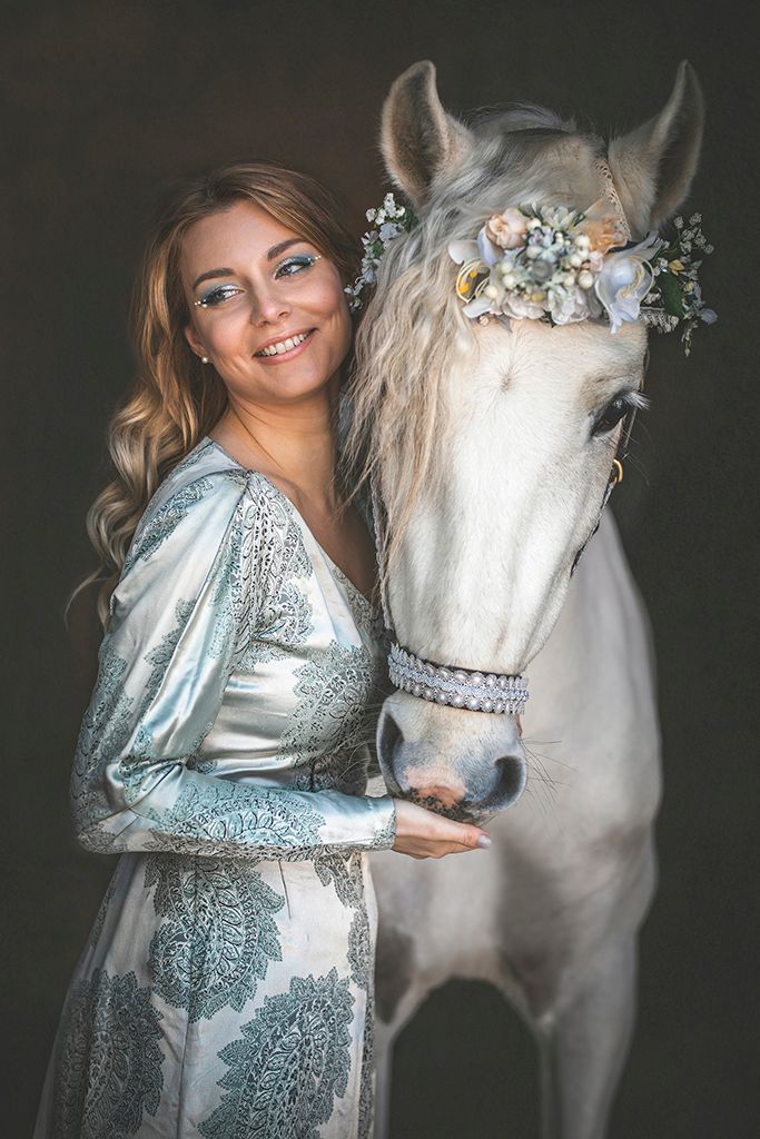Hästporträtt med blommor. Hästfotograf i Stockholm. Photo By Anna Jarlhäll.
