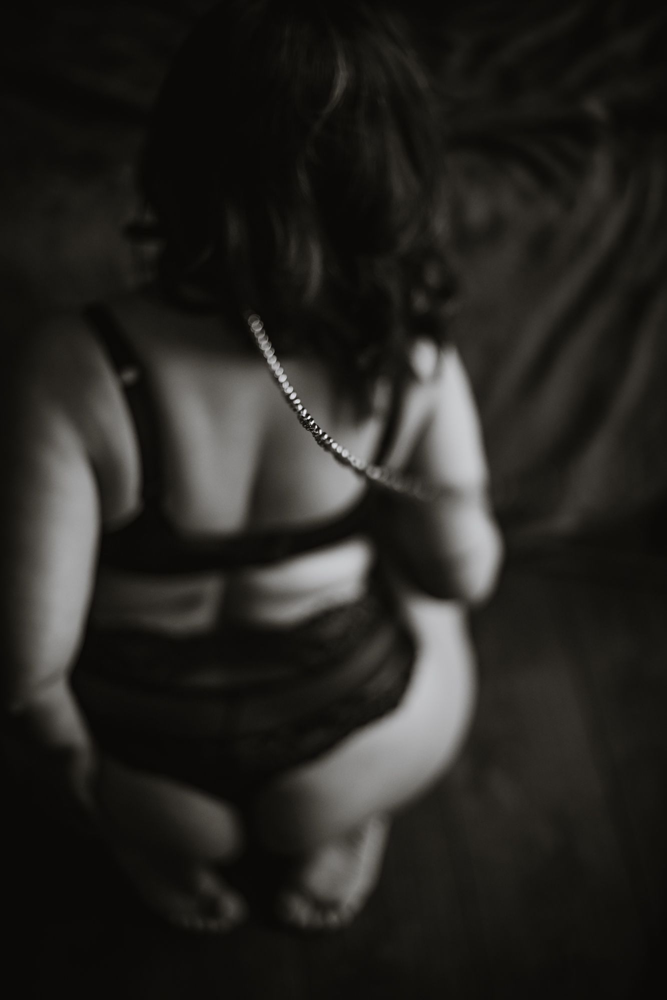 foto van een vrouw in lingerie die een leash draagt