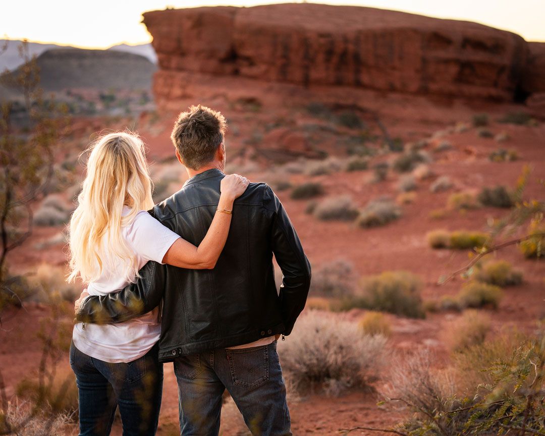 young-couple-enjoys-the-sunset-at-dixie-rock