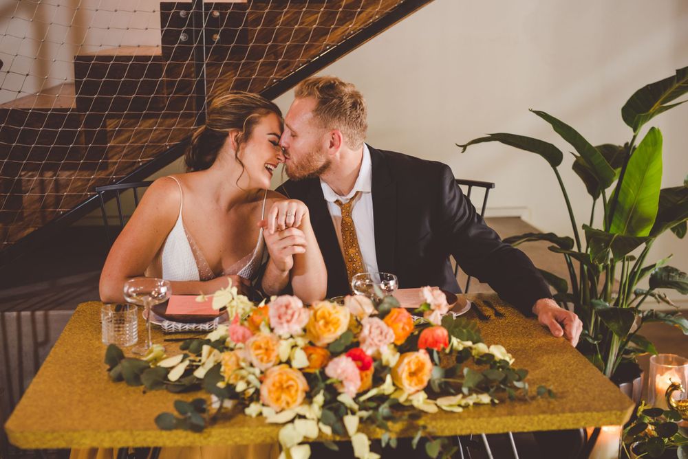 kisses-at-reception-table