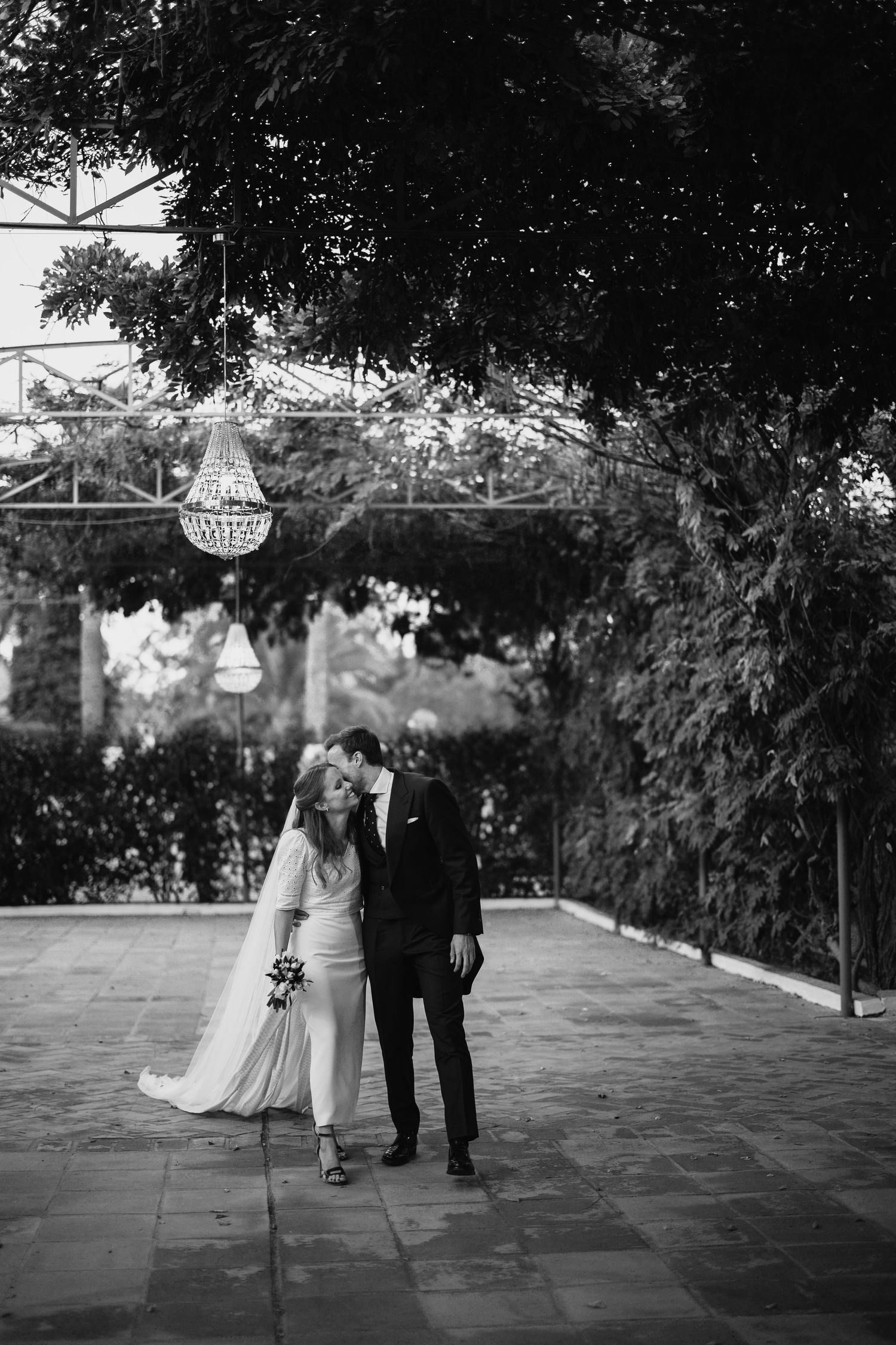 Pareja de novios besándose en su boda