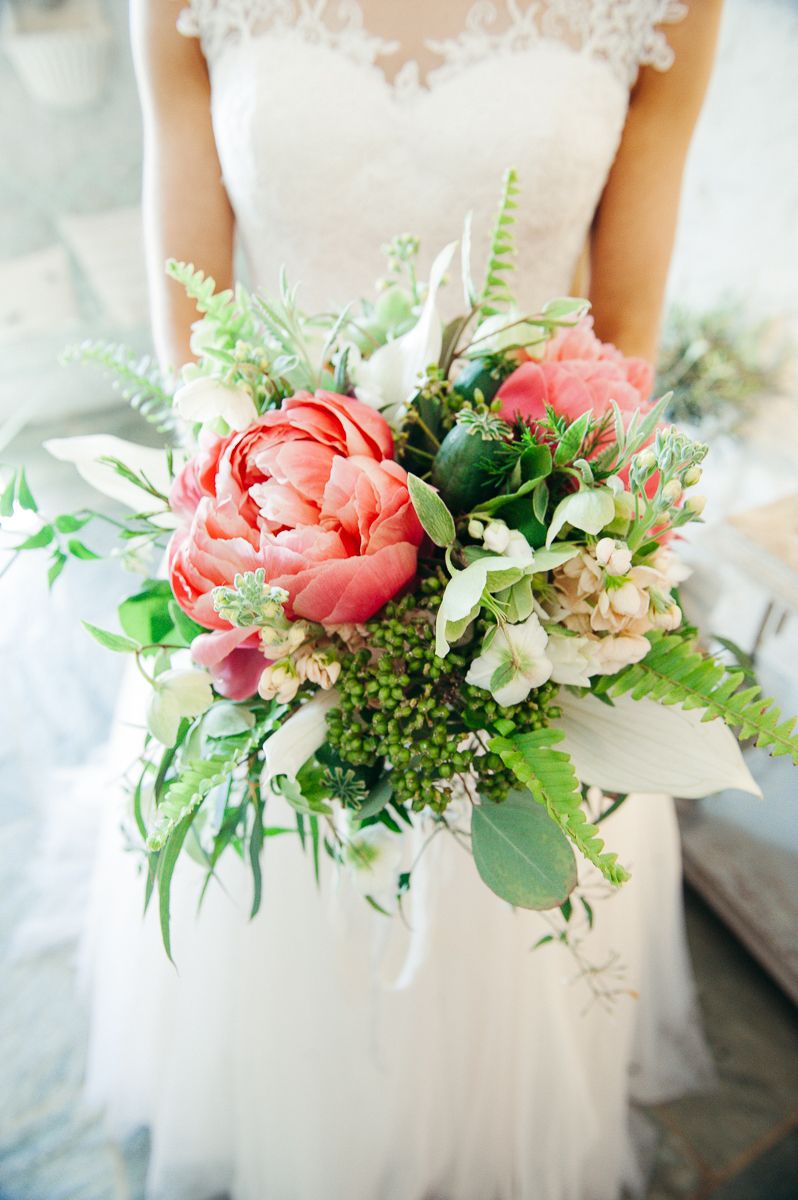 Reportage detail shot of bride holding bouquet