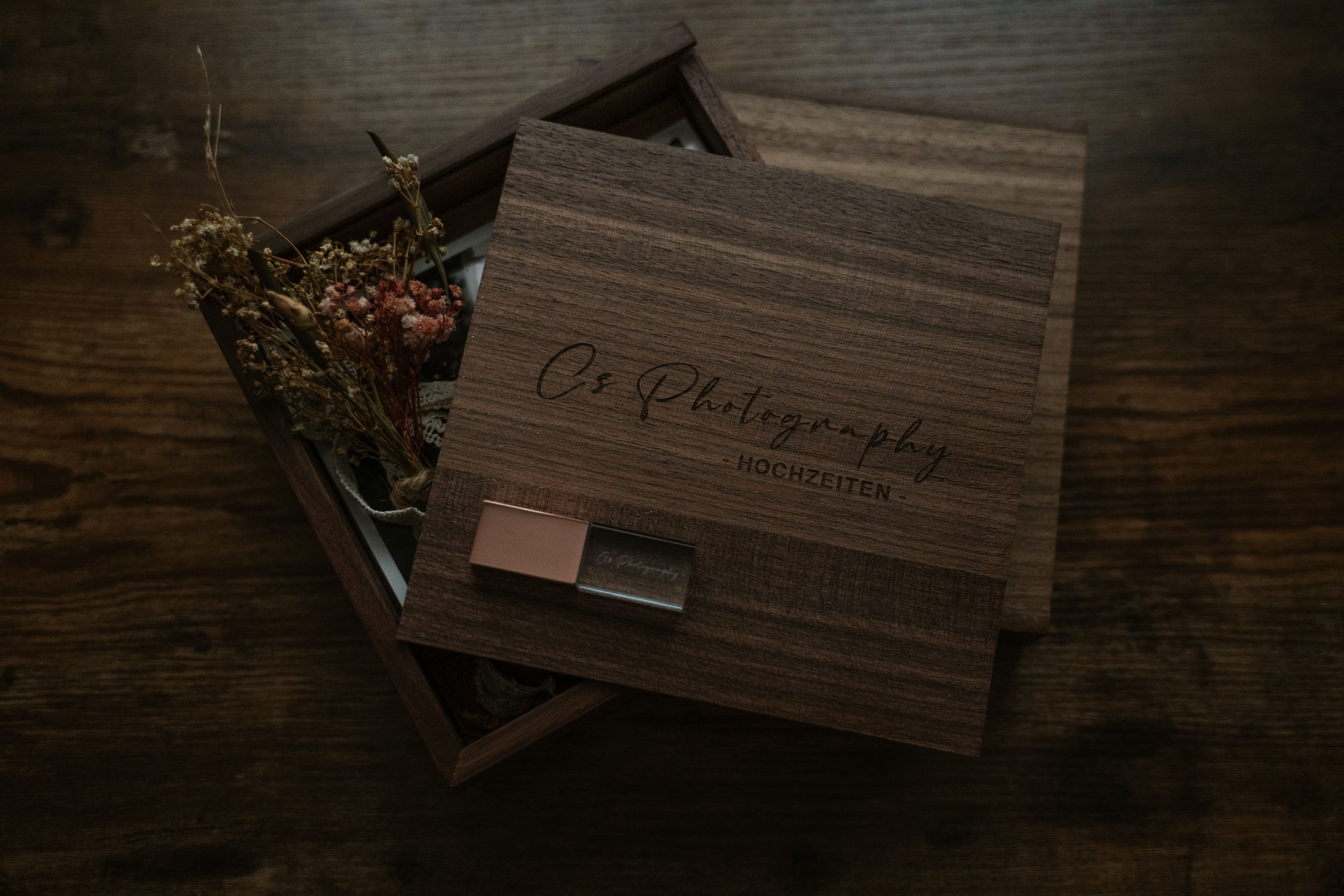 Romantische Hochzeitsfotos in München – Outdoor Shooting im Englischen Garten Mandlstraße 14 Holzbox
