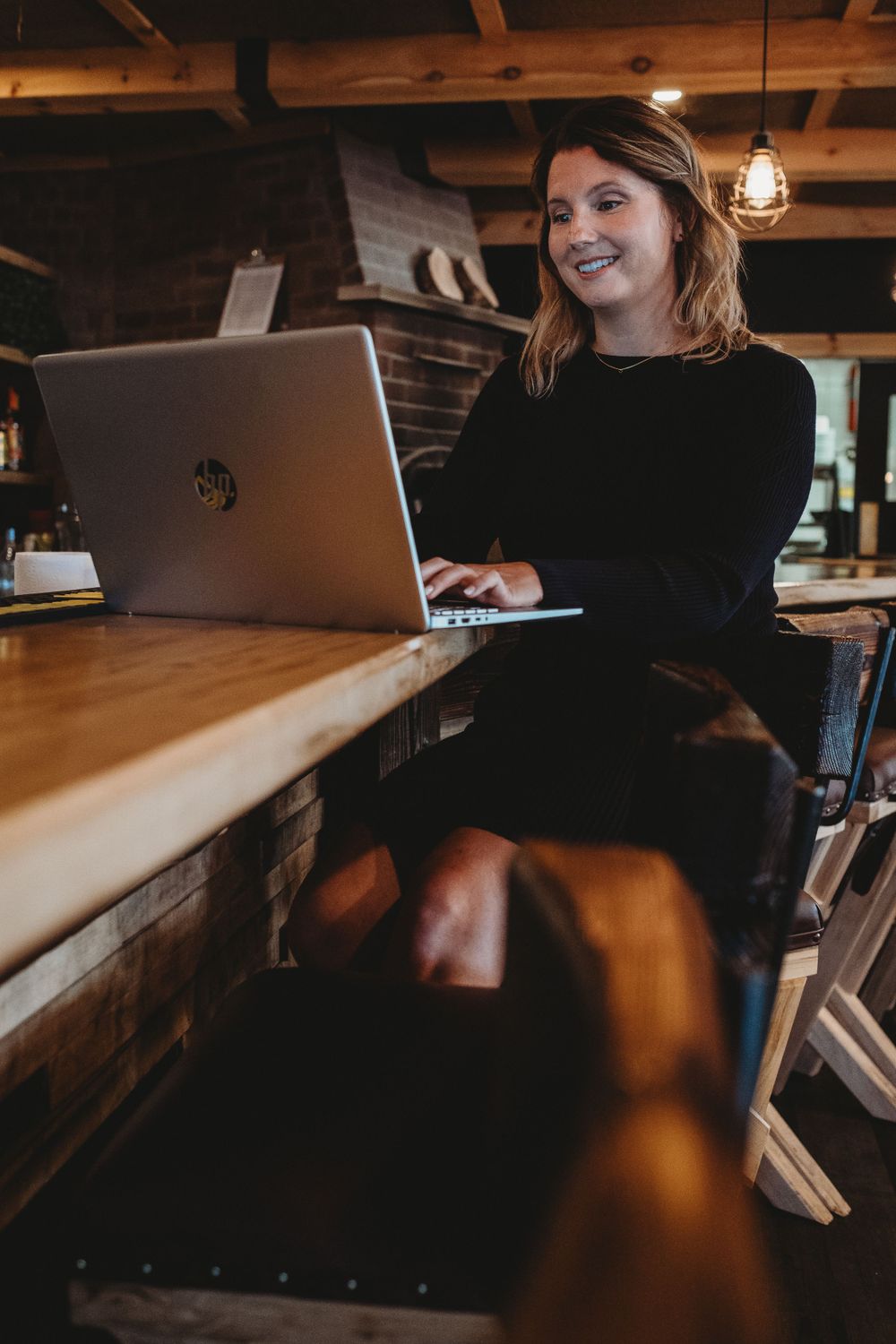 femme qui travaille à un bar