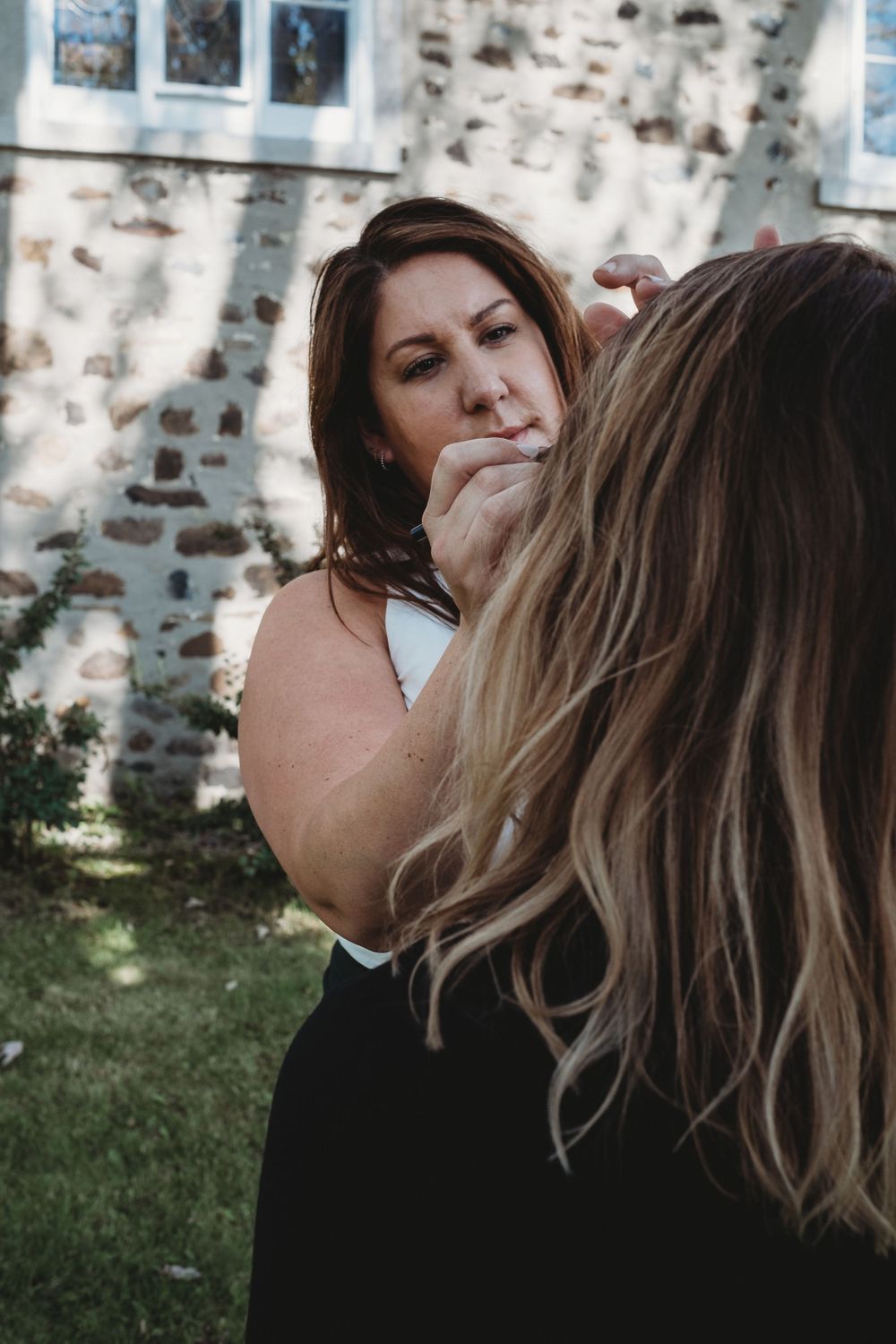 maquilleuse qui travaille avec une cliente
