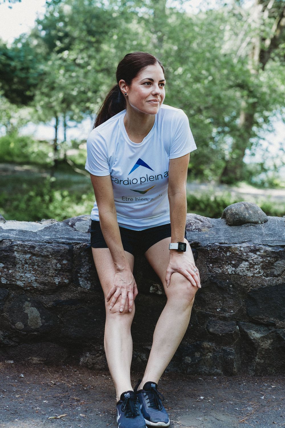 femme sportive qui pose en plein air