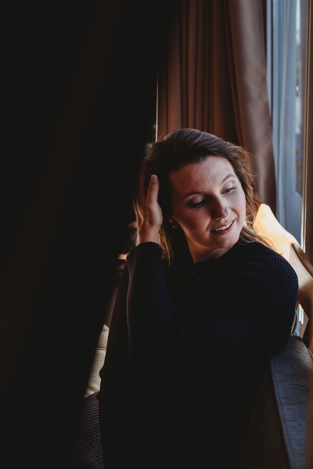 femme qui passe sa main dans ses cheveux