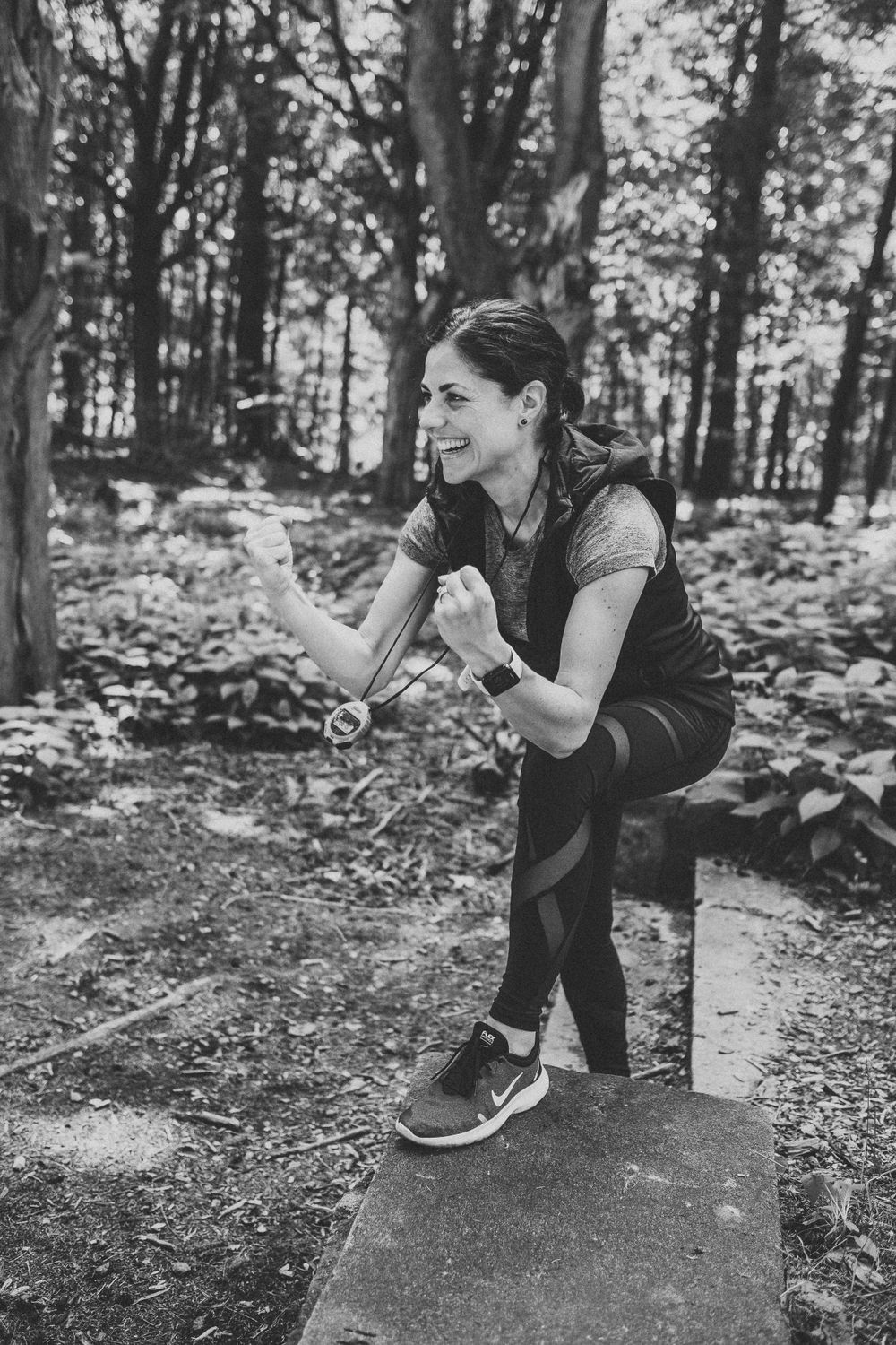 Entraîneuse qui encourage ses athlètes dans la forêt