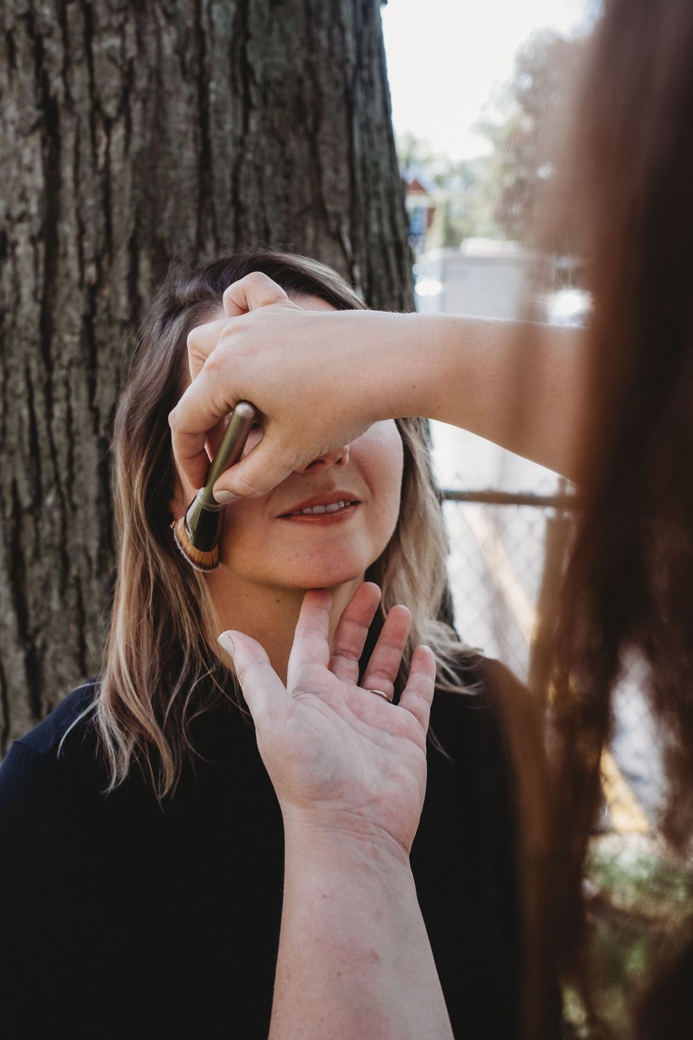 femme qui se fait maquiller