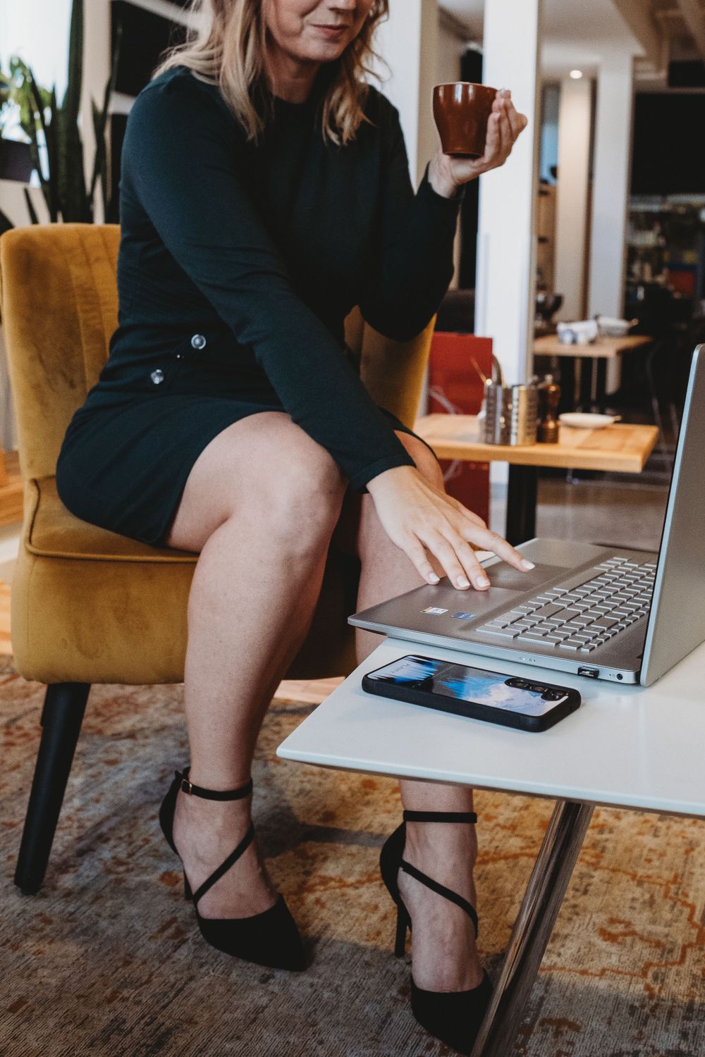 femme qui travaille à l'ordinateur dans un café